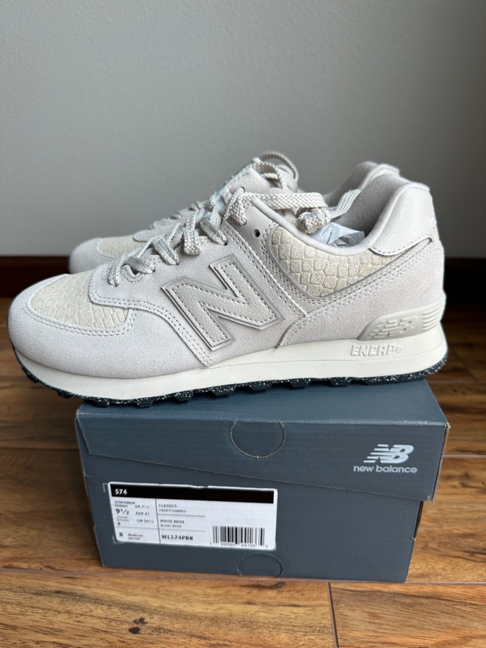 New Balance 574 Women's Beige/Taupe Cream Calcium Classic Croc Sneaker size 9.5 - Picture 5 of 9
